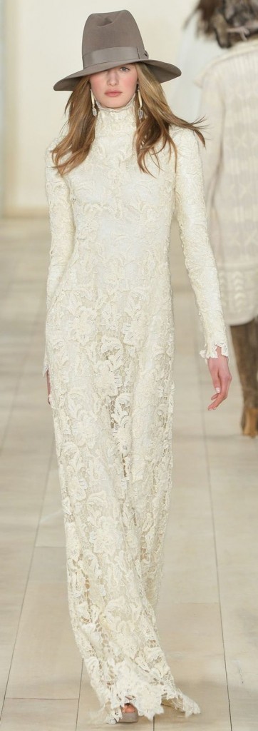 Une robe du soir en dentelle fleurie blanche défile sur le podium pour la Ralph Lauren Collection Prêt-à-porter Automne 2015