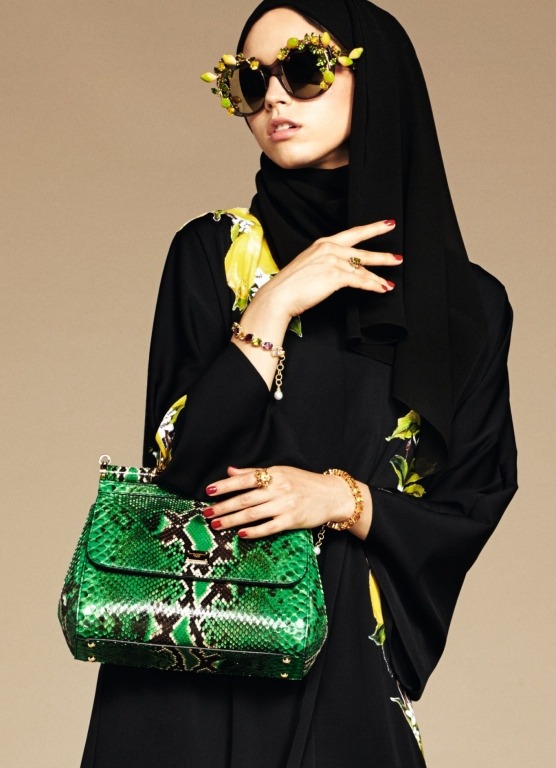 Abaya Fashion 2016-2017 look 9 - Collection Dolce & Gabbana : "Les musulmans représentent 22% de la population [mondiale] et leurs exigences vestimentaires sont trop souvent délaissées par les grandes maisons de couture et de prêt-à-porter européennes", ont déclaré Stefano Dolce et Domenico Gabbana, réputés pour leurs créations sexy et chatoyantes. Certains modèles transparents ou taillés aux genoux, de surcroît portés par une mannequin de type caucasien dans les visuels de la campagne de lancement, risquent cependant de rebuter les clientes les plus conservatrices. 