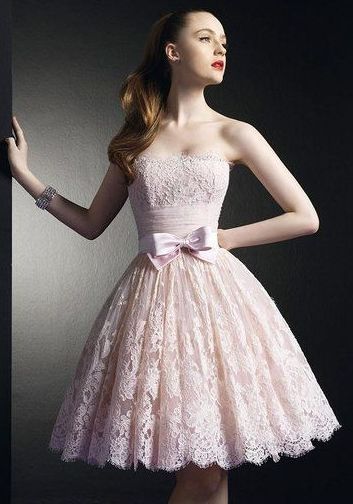 Une robe en dentelle rose bonbon.