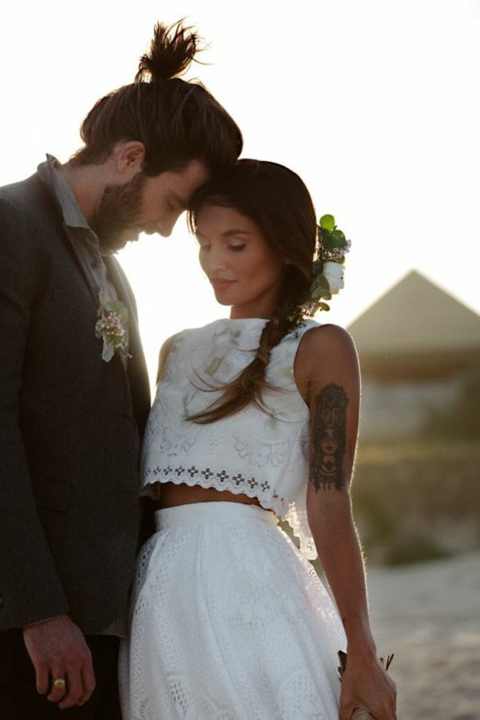 1-robe-de-mariage-civil-avec-top-et-jupe-en-blanc-nos-idees-pour-votre-robe-ceremonie