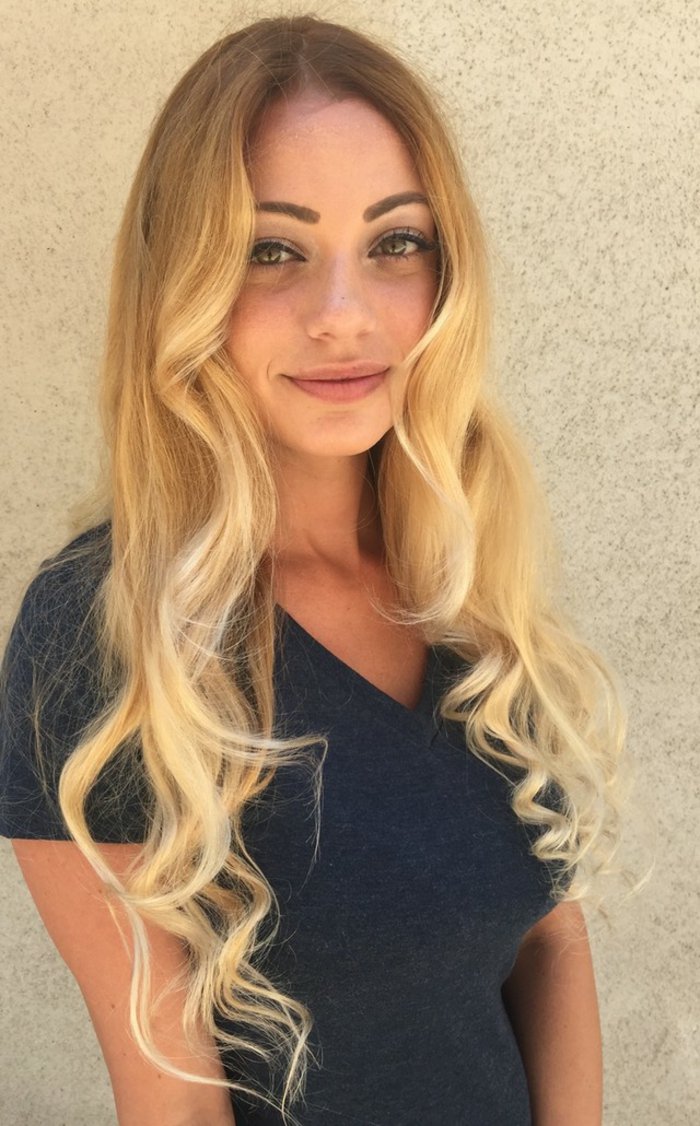 le-balayage-blond-sur-chatain-blond-naturel-cool-blonde-fille