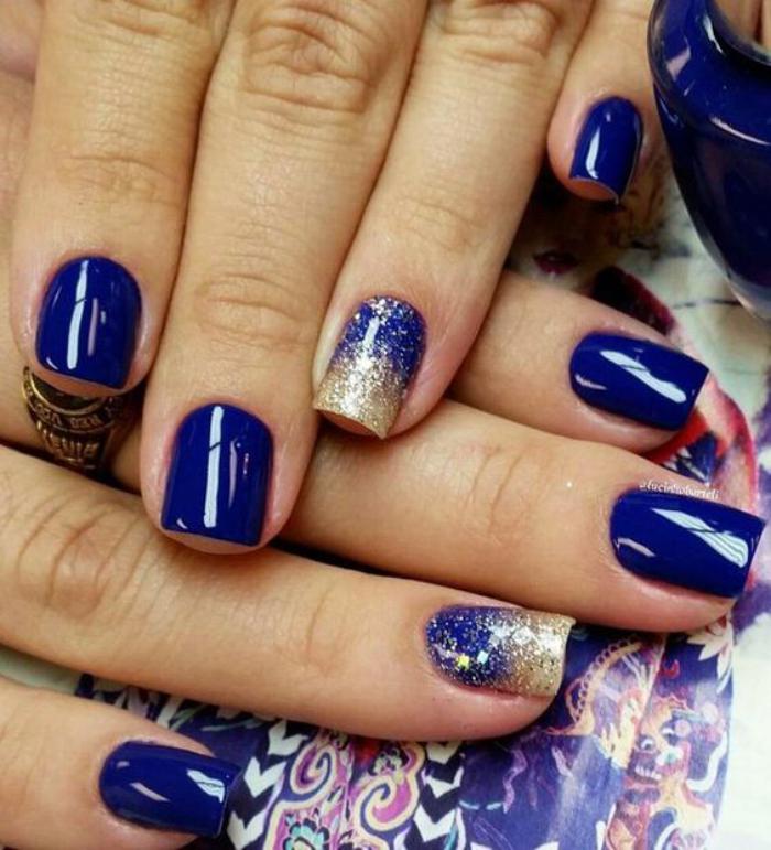 nail-art-facile-manucure-avec-glitter-sur-des-ongles-bleus