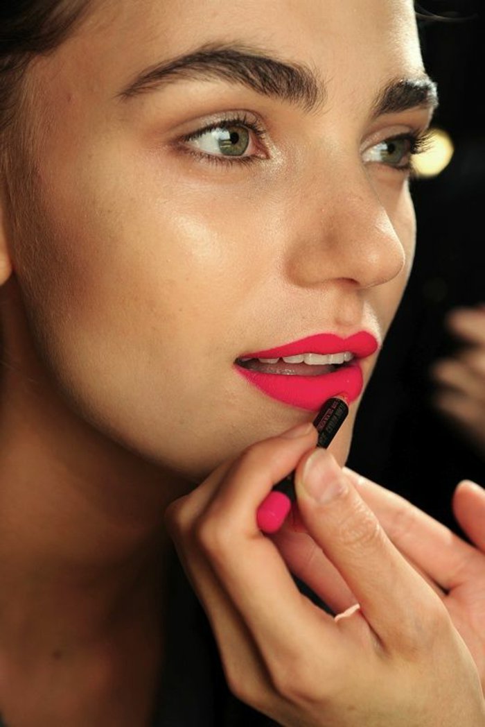 rouge-a-levres-brillant-maquillage-simple-et-facile-apprendre-a-se-maquiller