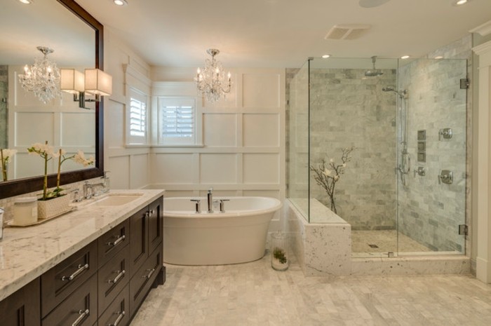 idée-peinture-salle-de-bain-traditionnelle-en-blanc-cabine-de-douche-baignoire-blanche-ovale-meuble-salle-de-bain-en-bois-grand-miroir-lustremajestueux