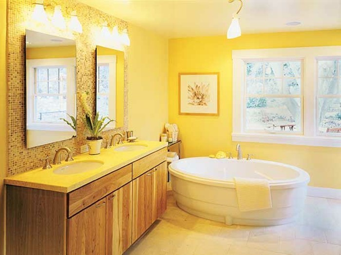 2charmante-idée-couleur-salle-de-bain-jaune-peinture-plafond-salle-de-bain-blanc-baignoire-à-poser-deux-miroirs-rectangulaires-double-vasque-ambiance-enjouée-paisible