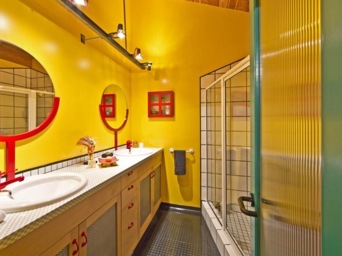 idée-peinture-salle-de-bain-jaune-très-fraîche-double-vasque-à-encastrer-cabine-de-douche-miroir-rond