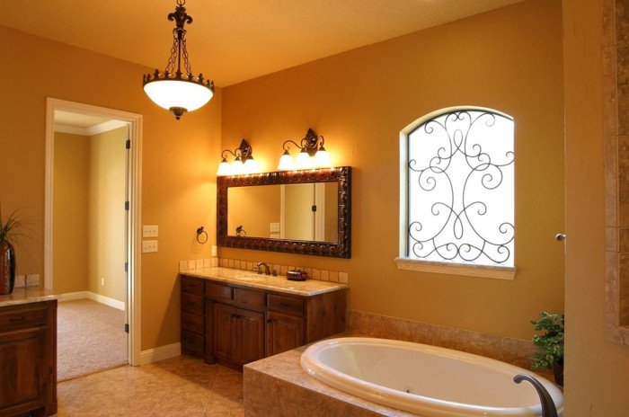 peinture-salle-de-bain-jaune-ocre-maubles-salle-de-bain-en-bois-miroir-avec-joli-encadrement-en-bois
