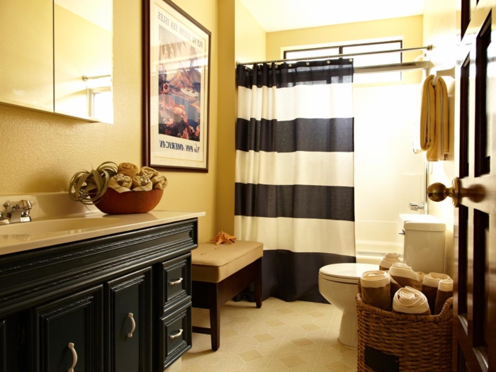 suggestion-fantastique-salle-de-bain-jaine-décor-en-jaune-et-noir-rideau-de-douche-en-blanc-et-noir-baignoire-à-encastrer