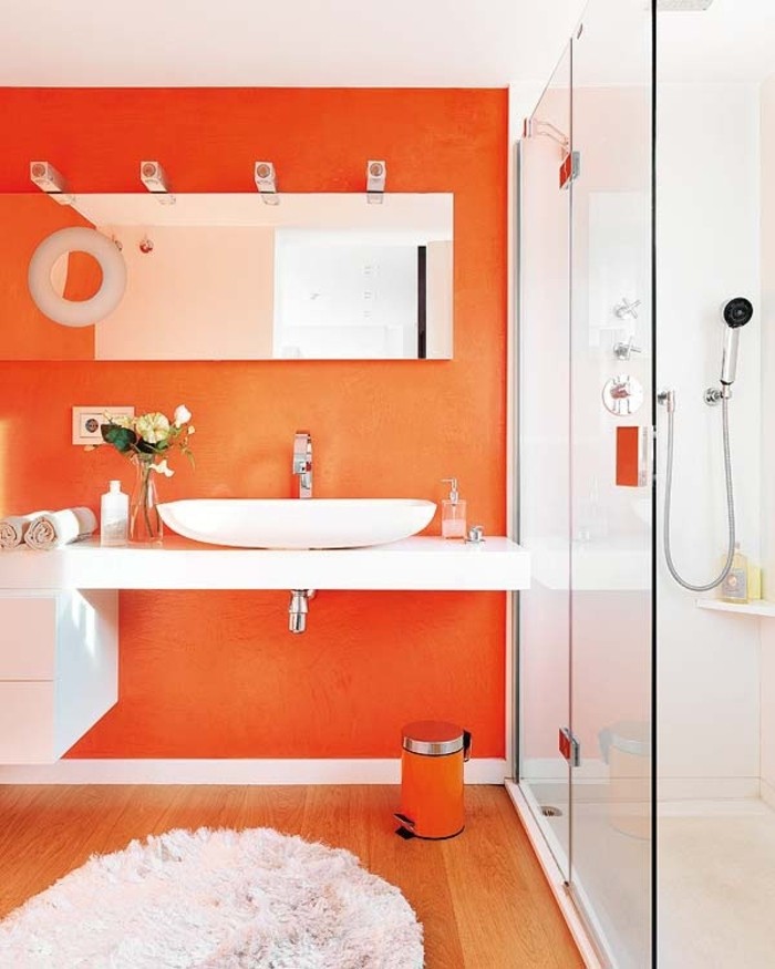 idée-couleur-salle-de-bain-orange-cabine-de-douche-vasque-à-poser-tapis-blanc