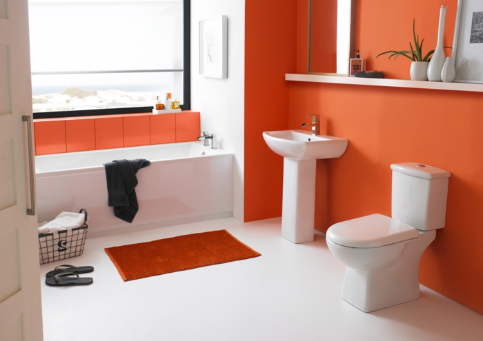 jolie-suggestion-peinture-salle-de-bain-orange-lavabo-colonne-baignoire-à-encastrer-blanche-sol-blanc