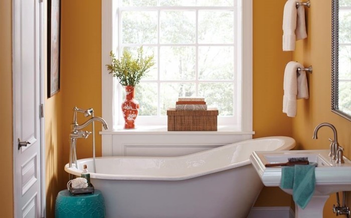 peinture-salle-de-bain-orange-lavabo-colonne-baignoire-à-poser-blanche-jolis-éléments-décoratifs