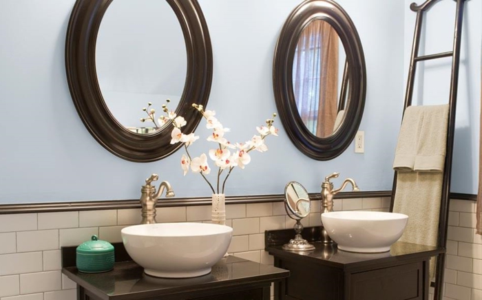 formidable-idee-couleur-salle-de-bain-bleue-vasques-à-poser-meubles-sous-vasque-robinetterie-élégante-deux-miroir-ronds-design-identique