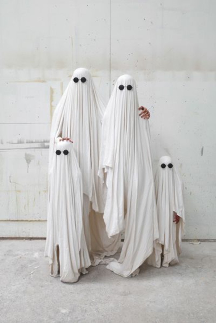 idee-originale-deguisement-halloween-famille-de-fantomes-deguisement-a-faire-soi-meme