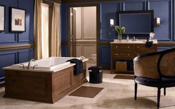idée-unique-couleur-salle-de-bain-bleu-foncé-baignoire-à-poser-vasque-à-encastrer-meuble-sous-vasque-en-bois-miroir-avec-encadrement-noir-chaise