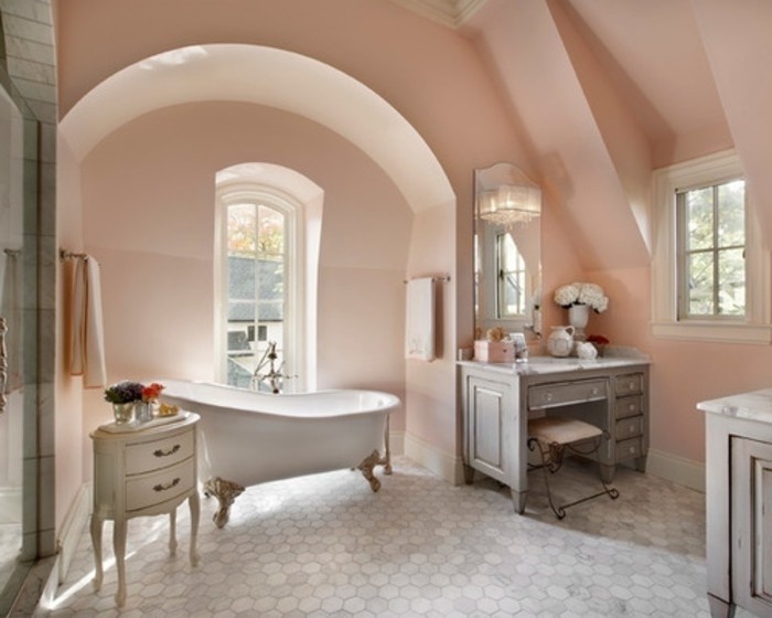 magnifique-idée-couleur-salle-de-bain-rose-élégante-baignoire-à-poser-meubles-salle-de-bain-au-goût-vintage