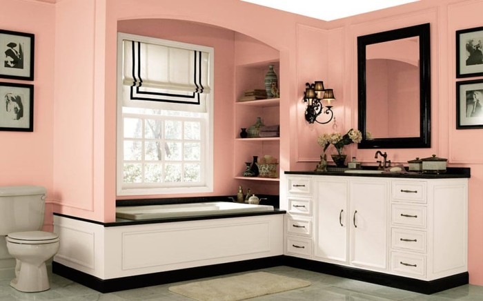 modele-salle-de-bain-très-élégant-peinture-pour-salle-de-bain-rose-meuble-salle-de-bain-et-baignoire-blancs-décoration-vieille-photos-et-objets-vintage