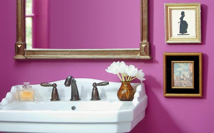 magnifique-idee-couleur-salle-de-bain-mauve-jolis-dessins-miroir-encadrement-vintage-lavabo-colonne