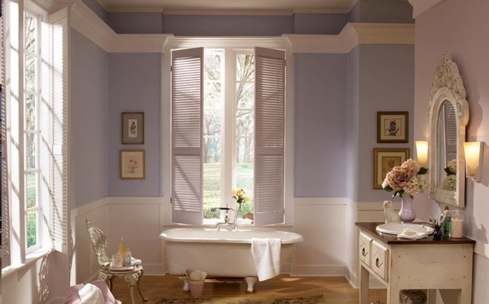 modèle-peinture-salle-de-bain-violette-baignoire-blanche-à-poser-vasque-à-encastrer-meuble-sous-vasque-et-miroir-vintage-ambiance-douce-et-raffinée