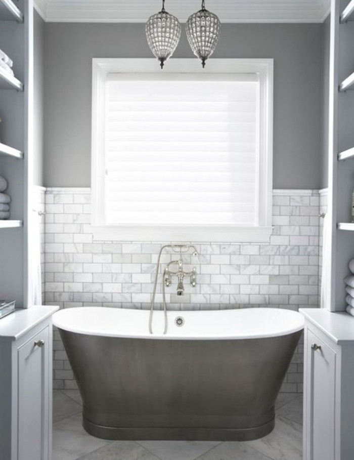 idée-peinture-salle-de-bain-grise-baignoire-à-poser-blanche-décoration-classique