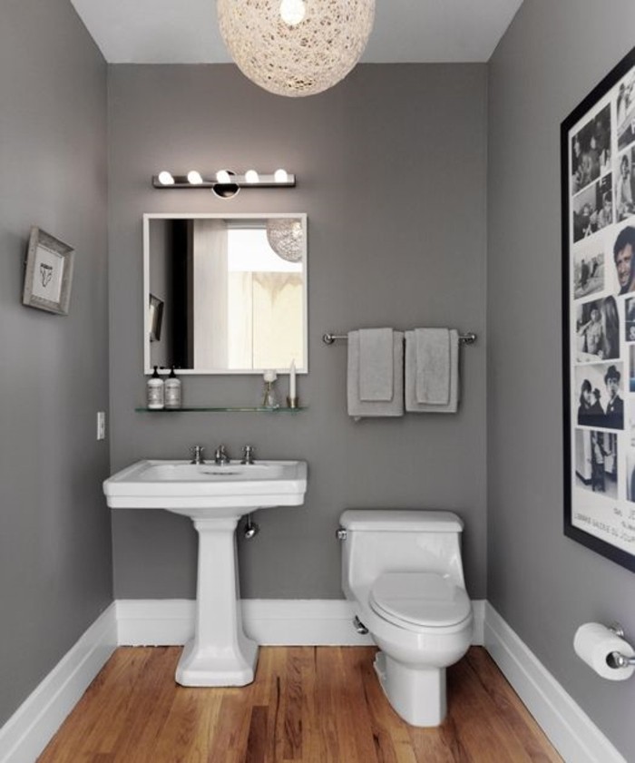 magnifique-idée-peinture-salle-de-bain-grise-miroir-WC-lavabo-colonne-collage-de-photos-comme-décoration-salle-de-bain