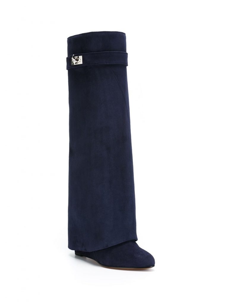 Bottes "Shark Lock" en cuir de chamois bleu marine Givenchy avec bout en amande, fermeture à loquet argenté et talon compensé dissimulé.