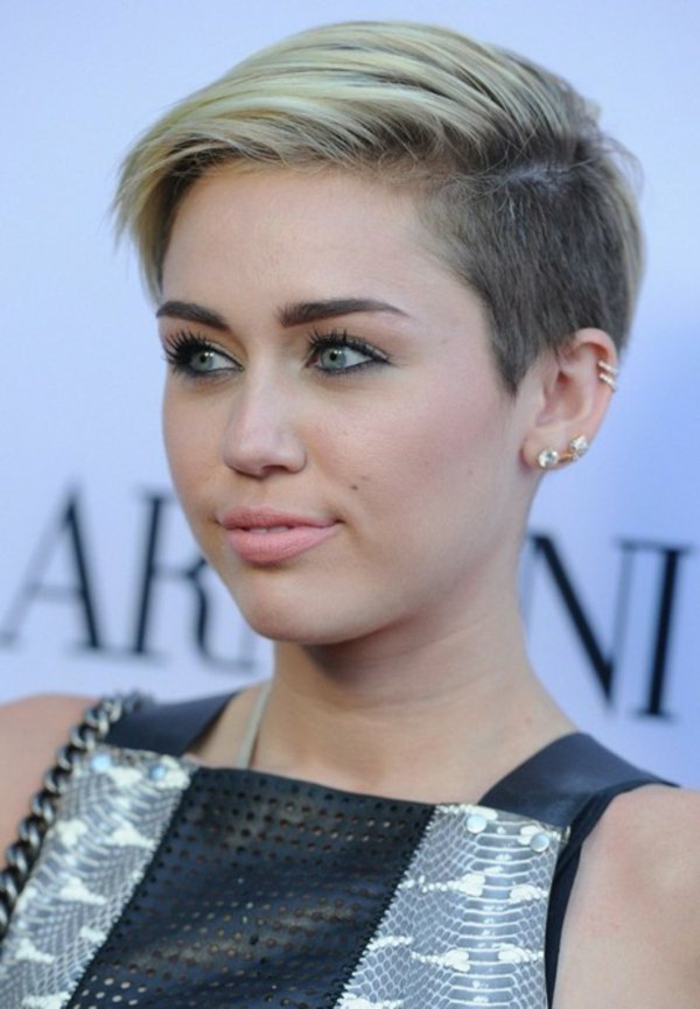 miley-cyrus-coupe-courte-degradee-balayage-blond-yeux-verts-levres-roses