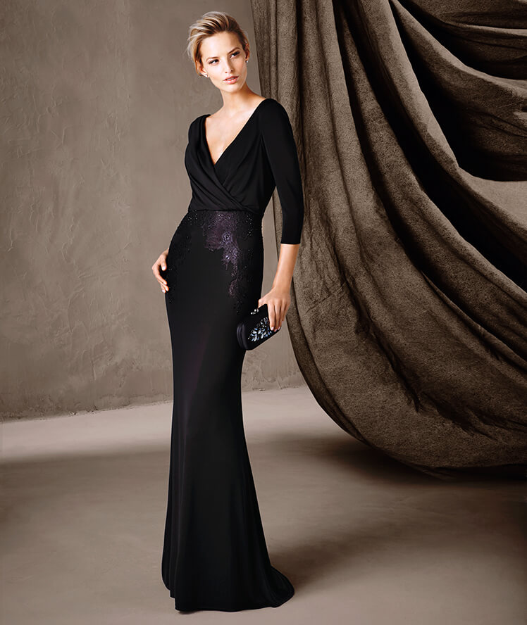 Robe de soirée noire longue tendance 2017 - Modèle COIMBRA magnifique robe longue décorée de pierres fines, style sirène à décolleté en V proposée par Pronovias