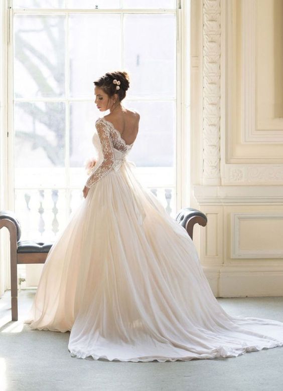 Robes de mariée princesse tendance 2017 - Modèle 12 - Classique décolletée dans le dos