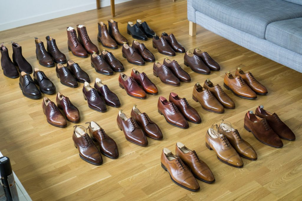 choisir des chaussures deux tons – brun et noir – qui s’agencent à la plupart des vêtements