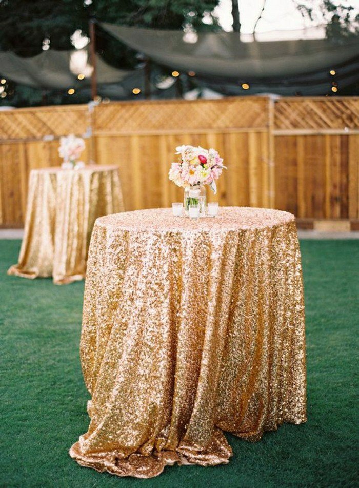 decoration-chic-avec-nappe-brillant-en-or-pout-la-table-de-mariage