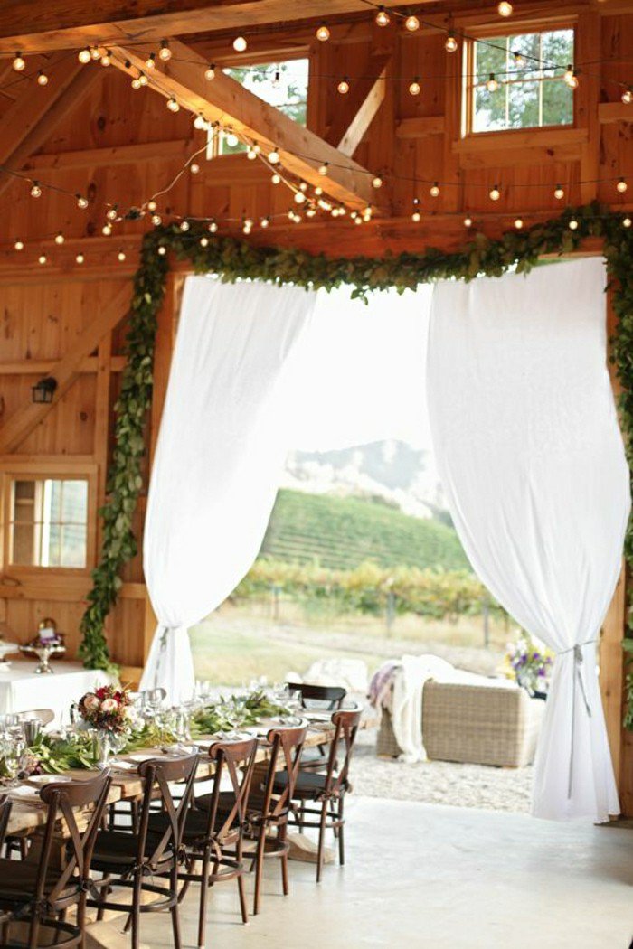 decoration-salle-de-mariage-pas-cher-avec-branches-vertes-et-guirlandes-lumineuses