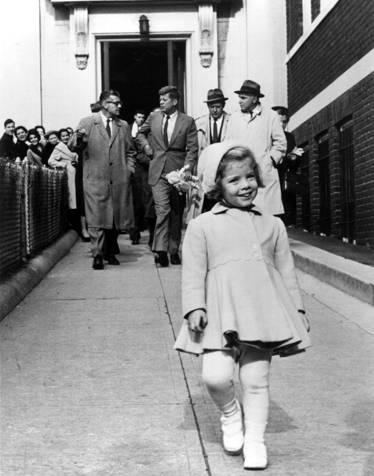 Caroline Kennedy marche devant son père, l’homme le plus puissant du monde portant sa poupée (1960)