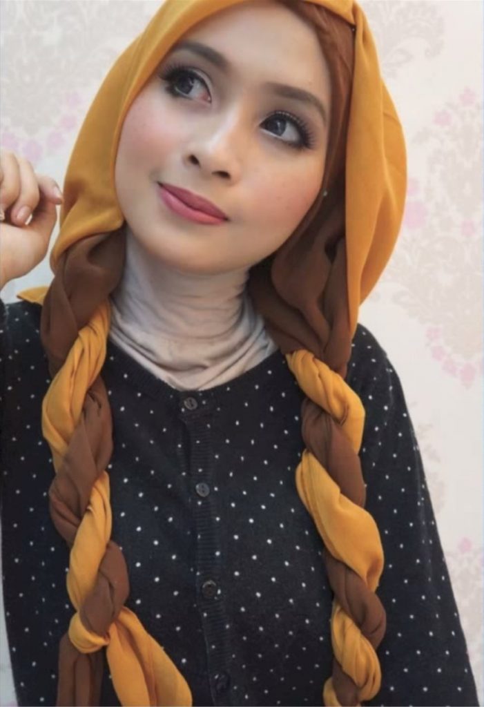 Hijab style Halloween - Look 1 : En liant votre hijab pour ressembler à des tresses Princesse Anna