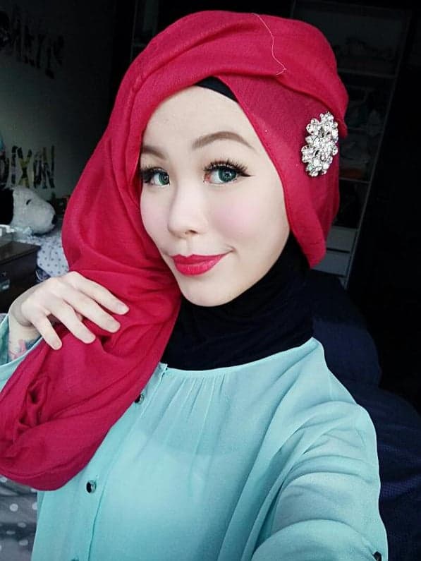 Hijab style Halloween - Look 7, Choisir un hijab rouge pour rassembler à Ariel