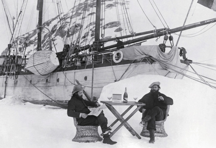Le capitaine Charcot savoure une coupe de champagne, dans l’Antarctide