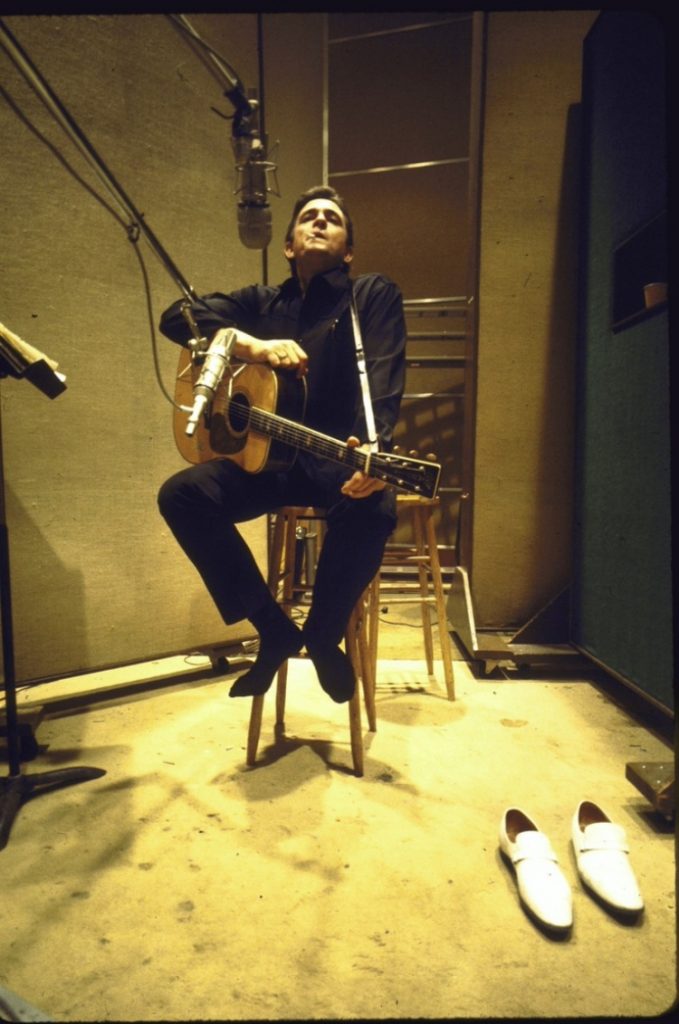 Johnny Cash pendant un enregistrement.