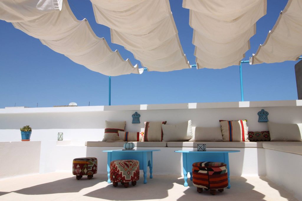 Dar R’Bat est une maison d’hôtes située dans la médina de Nabeul en Tunisie. Sa conception a été réalisée dans le respect de la maison traditionnelle tunisienne avec tout le confort actuel. 