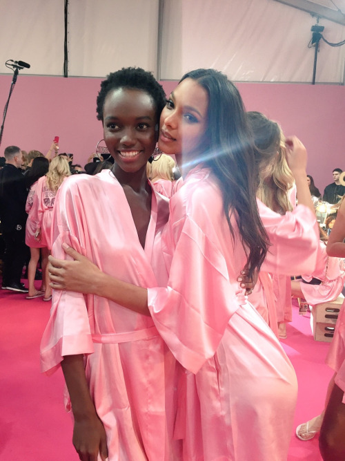 Lais Ribeiro & Herieth Paul backstage Victoria's Secret 2016