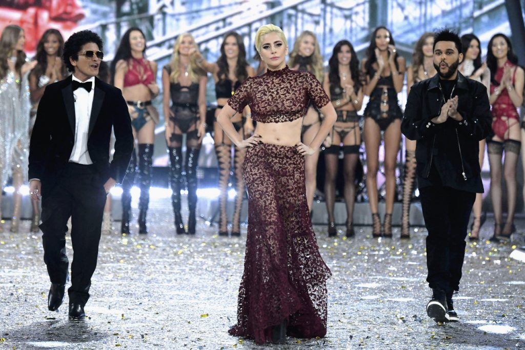 PHOTOS – Victo­ria's Secret 2016: Lady Gaga, Bella Hadid, Kendall Jenner, elles ont enflammé le Grand Palais