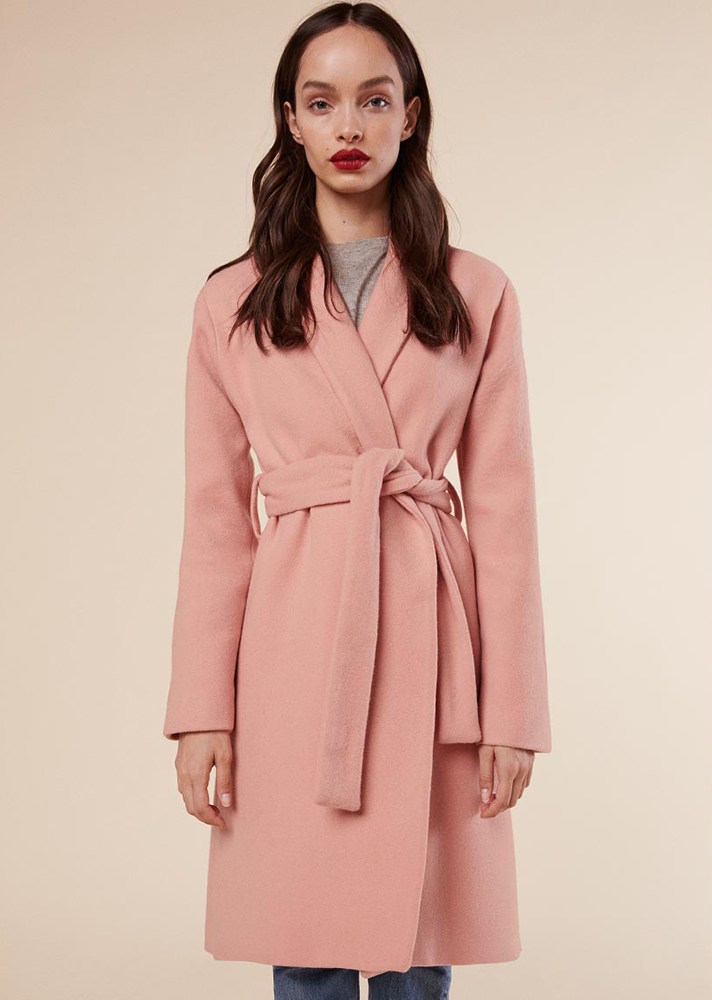 Manteau long en rose - Pas de total-look. Le bon mix : du rose + une pièce blanche + une touche métal (or ou argent).