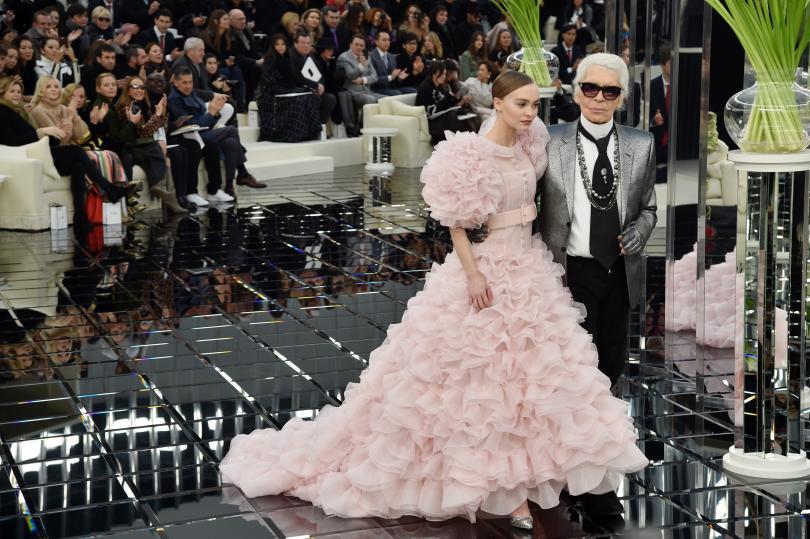 Lily-Rose Depp et Karl Lagerfeld durant le défilé de Chanel Printemps 2017 - Paris Fashion Week 2017