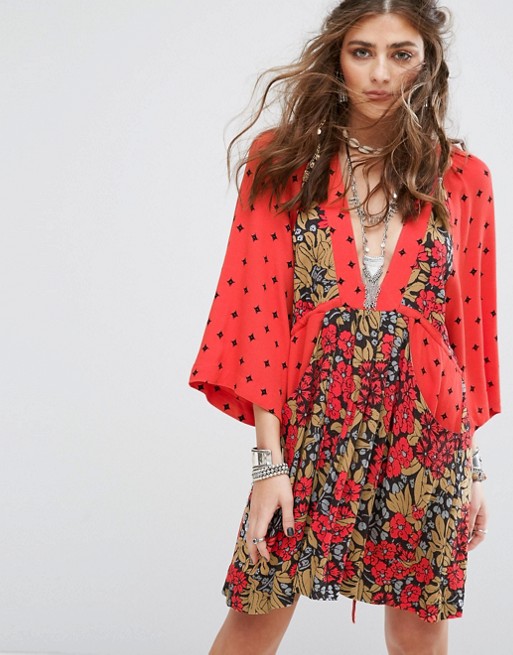 Robe courte imprimée chez Free People.