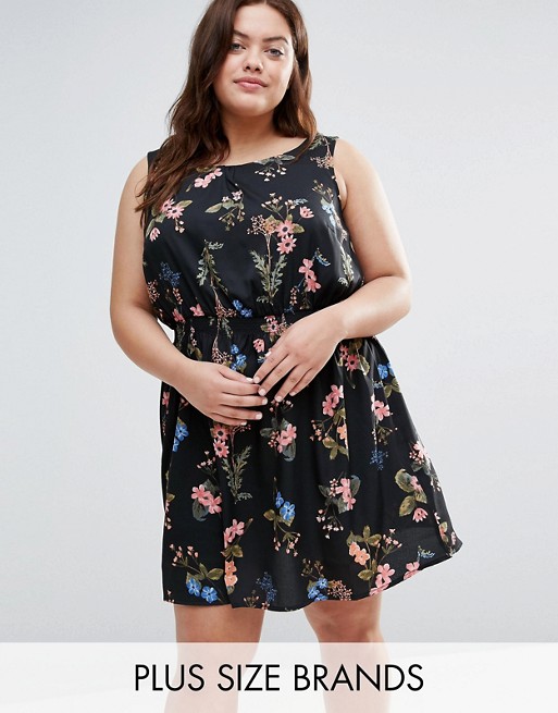 Robe à fleurs cintrée pour les rondes chez New Look Plus