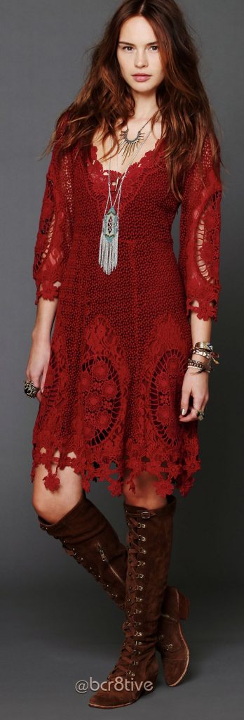 Manifestez votre personnalité passionnante avec une robe rouge à motifs ethniques