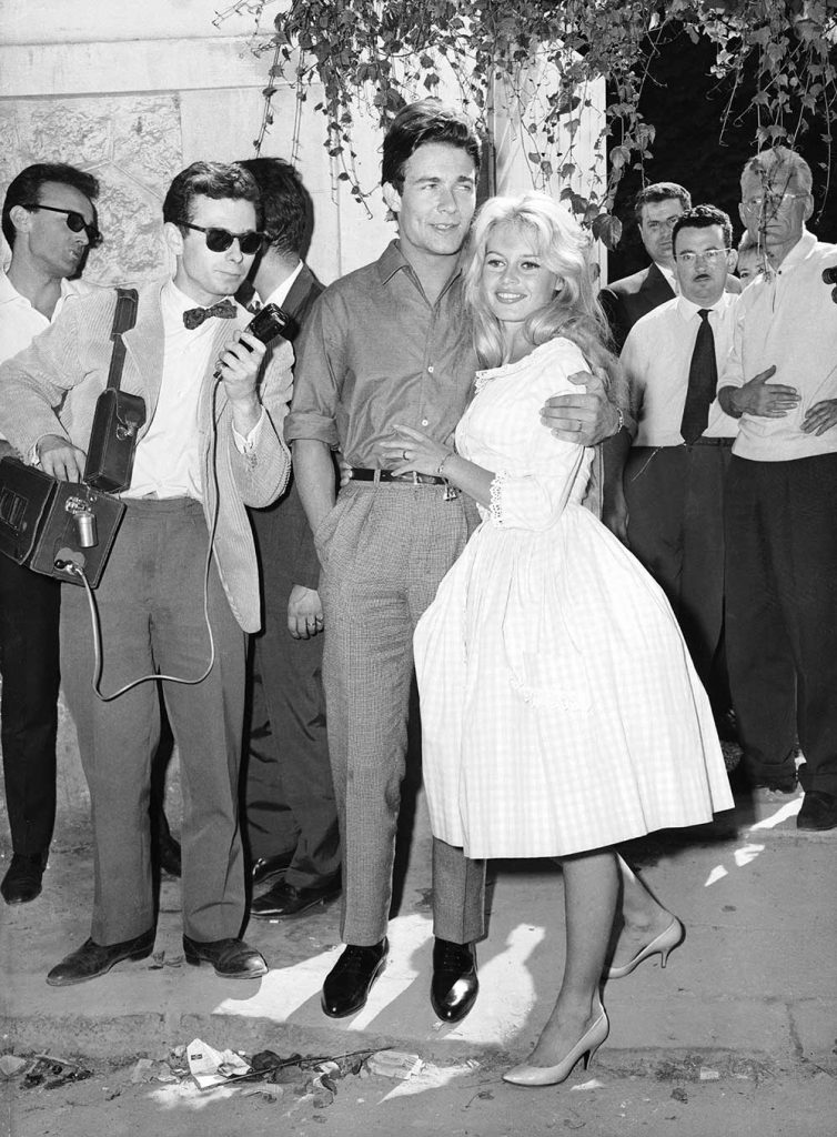 Brigitte Bardot lors de son mariage avec Jacques Charrier en 1959 en robe Vichy.