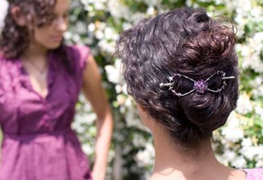 comment attacher les cheveux bouclés