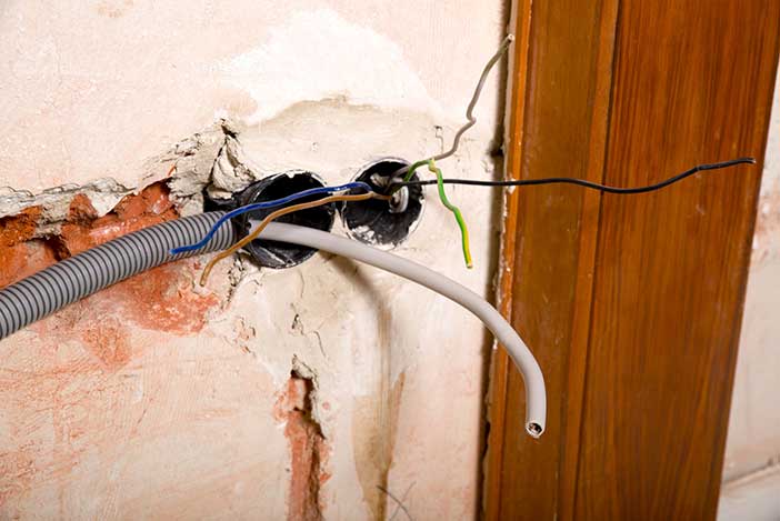 Comment faire passer les câbles TV dans le mur ?