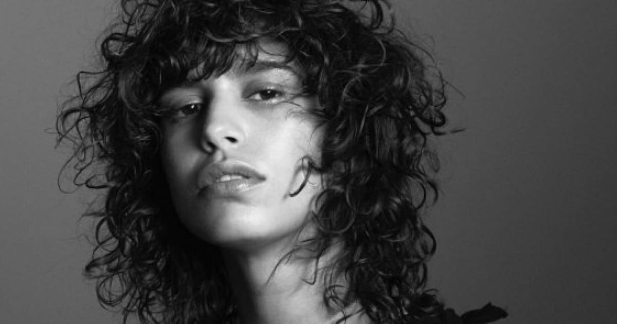 Comment faire une couleur sur cheveux frisés ? - Flashmode Magazine