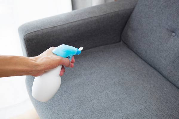 Comment enlever de la colle sur un canapé en tissu ?