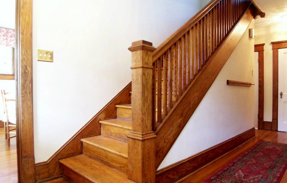 Comment peindre un escalier en bois sans poncer ?
